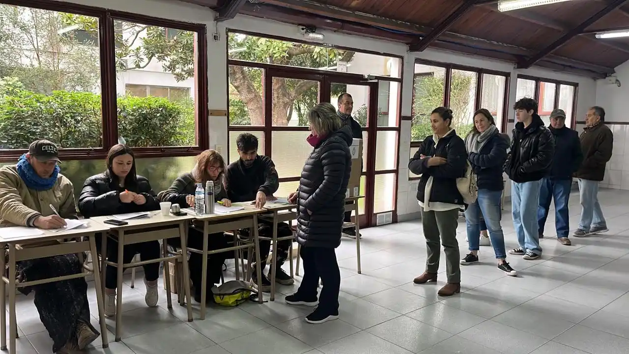 ¿Cuál es el protocolo a seguir si faltan boletas en el cuarto oscuro?