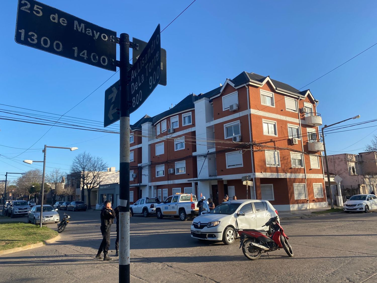 Fuerte impacto entre moto y auto en barrio Centro II. Crédito: Bomberos de Venado Tuerto.