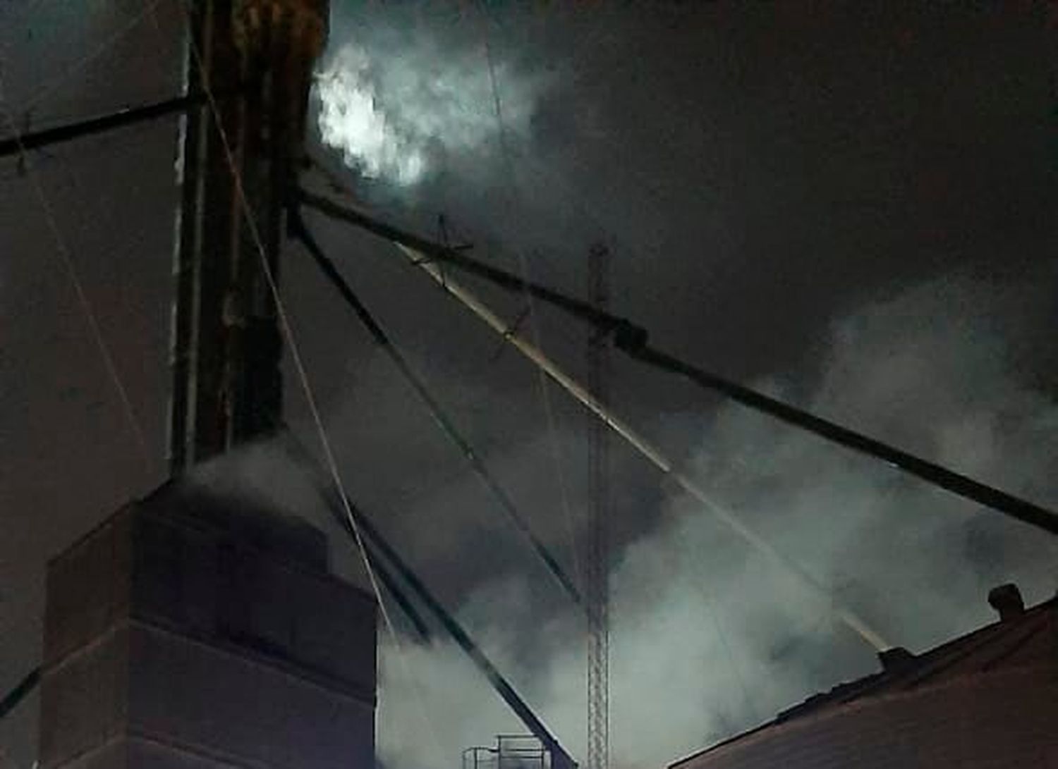 Quequén: Bomberos apagaron durante la madrugada un incendio en una planta cerealera