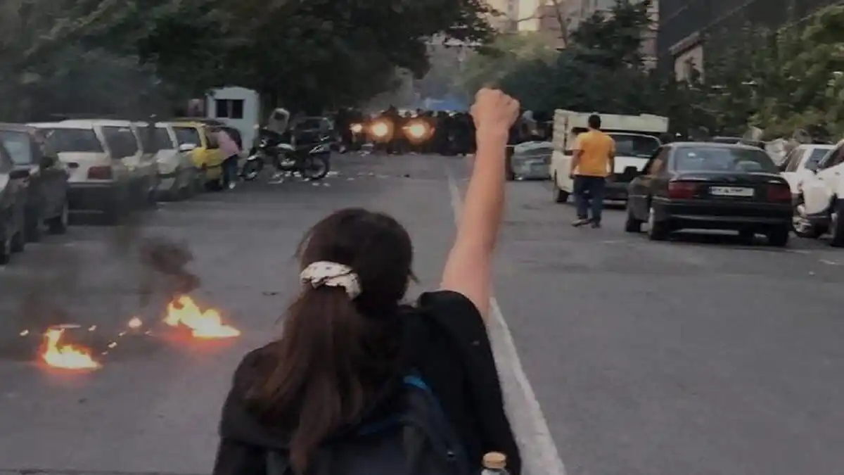 ¡IRANÍES CONTRA EL RÉGIMEN! Hay 36 muertos y las protestas no cesan