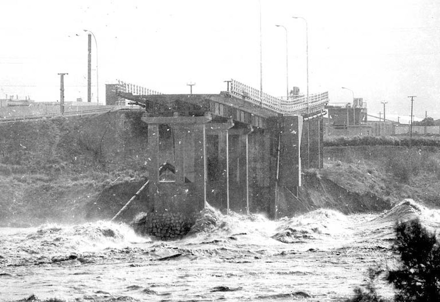A 39 años de la  caída del último puente del puerto
