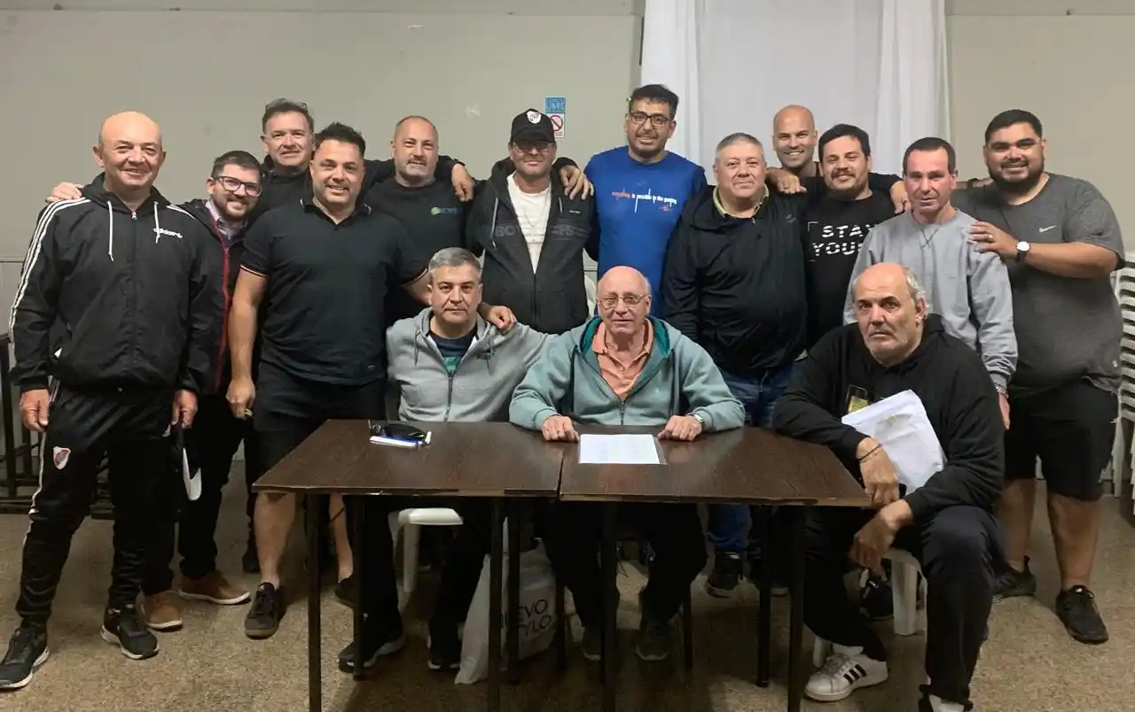 Los integrantes de la comisión directiva presidida por Mateo Bocco