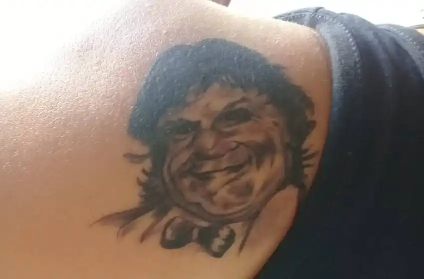 Alejandra, la santafesina que se hizo un tatuaje de Cacho Deicas