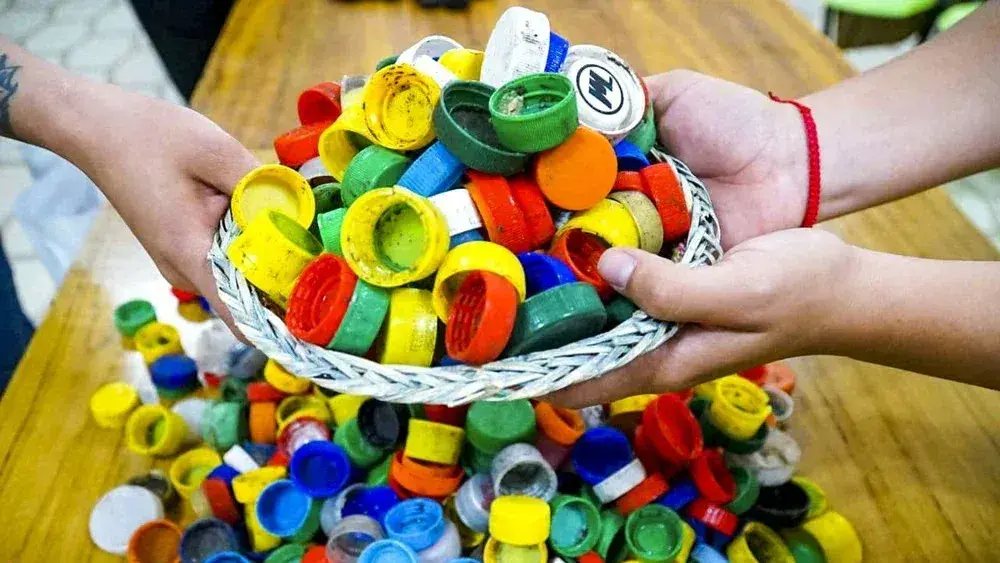Una serie de tapitas plásticas.