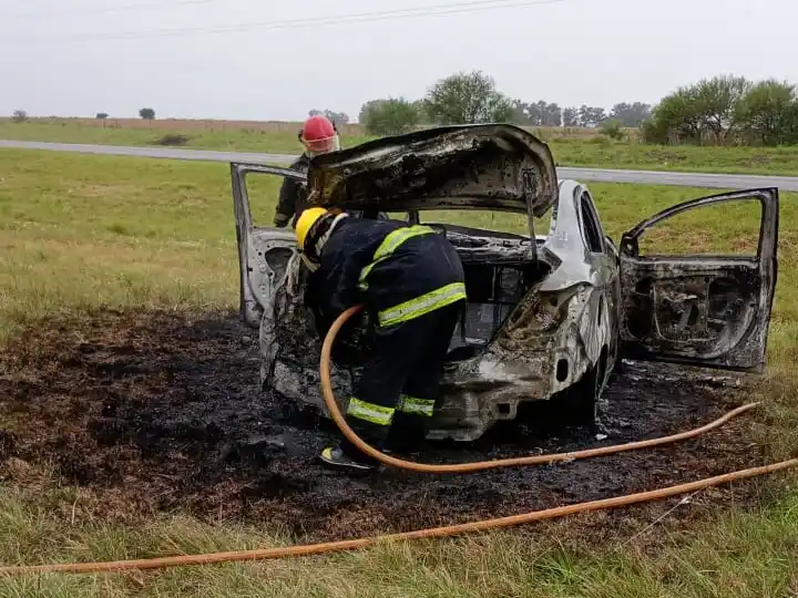 Siniestro en Gualeguaychú: un auto se prendió fuego completamente tras chocar contra un camión