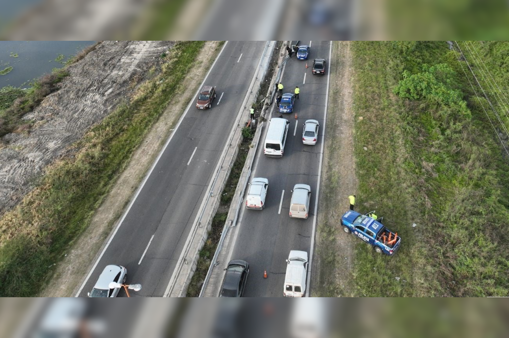 Bomberos Zapadores llegaron al lugar y procedieron a retirar el vehículo siniestrado para asegurar la zona.