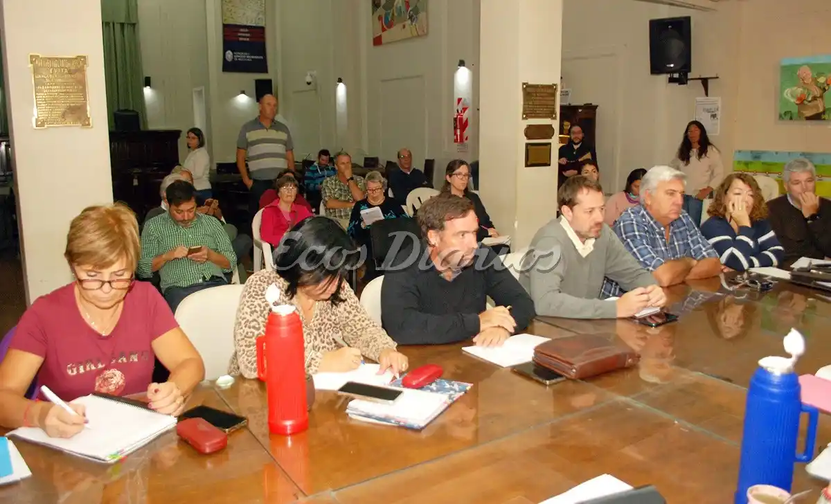 Reunión de comisión. Los concejales Silvina Jensen, Gabriela Espinosa, Bernardo Amílcar, Julián Kristiansen, Juan Pedro Arabarco, Adriana Pérez y Mauro Velázquez