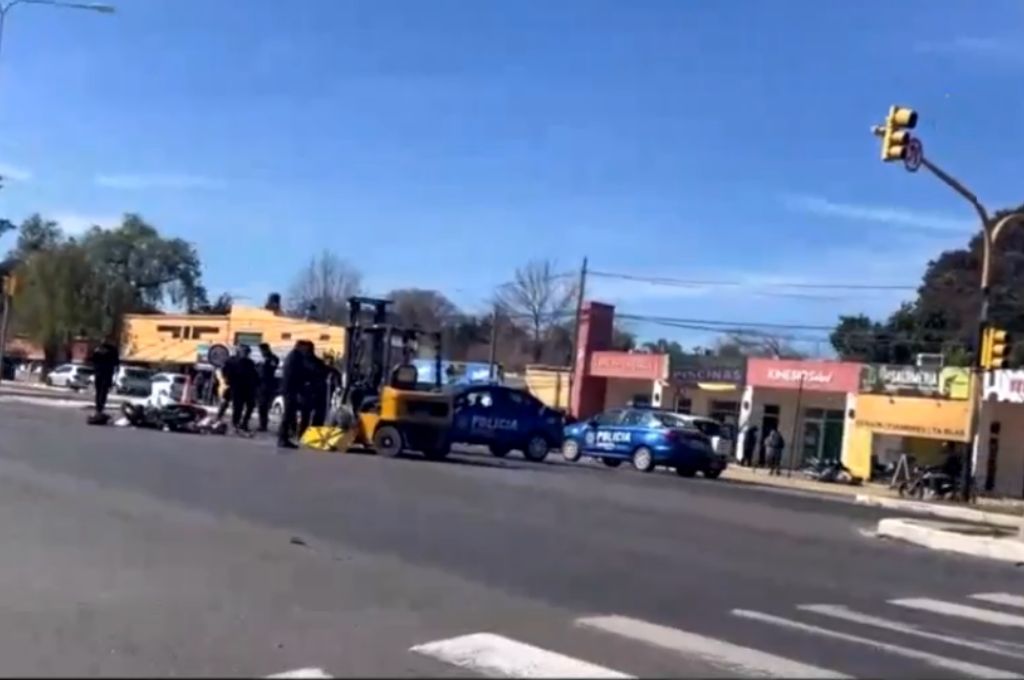 Al parecer, la moto de 110 c.c. habría impactado contra el lateral izquierdo del sampi.
