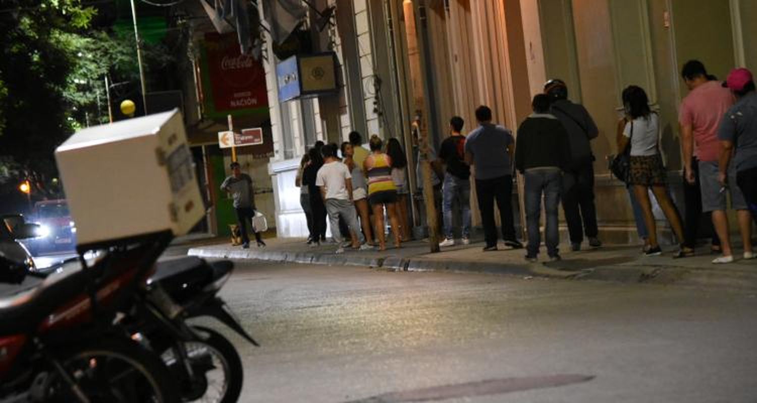 IFE: Cobran el Ingreso Familiar de Emergencia de $ 10.000 los titulares de asignaciones con documentos del 0 al 3
