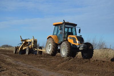 Avanzan los trabajos de ripiado y estabilizado de caminos rurales