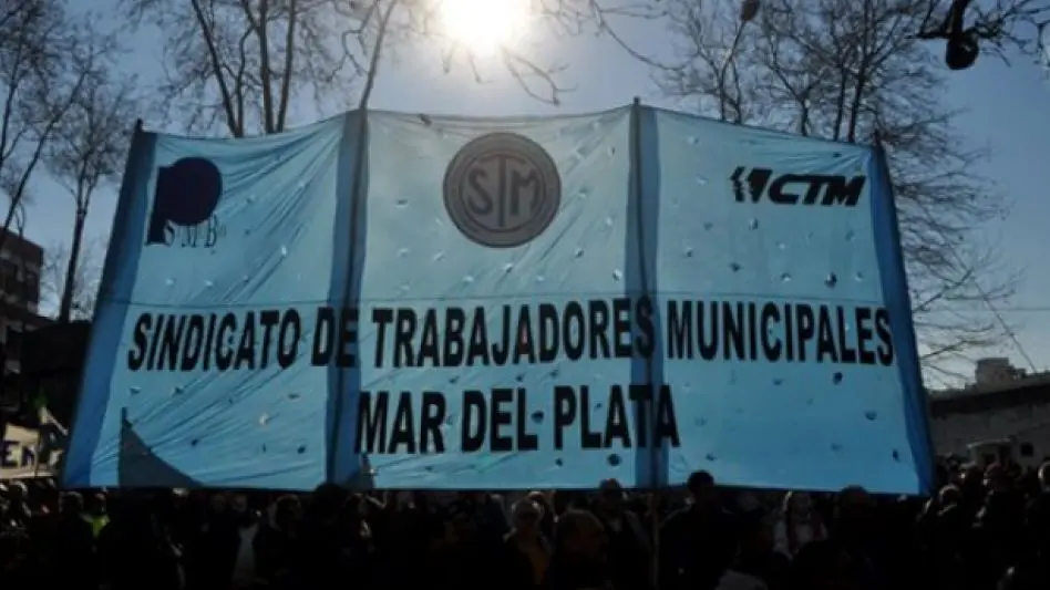 Trabajadores Municipales realizan retención de servicios por falta de pago completo de salarios