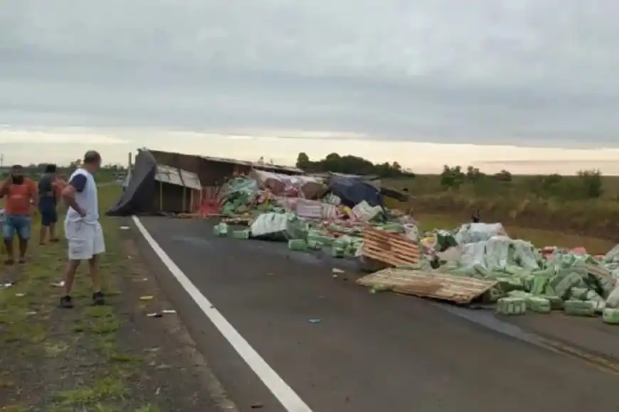 Chocó y volcó un camión que se dirigía a Entre Ríos: dos personas perdieron la vida