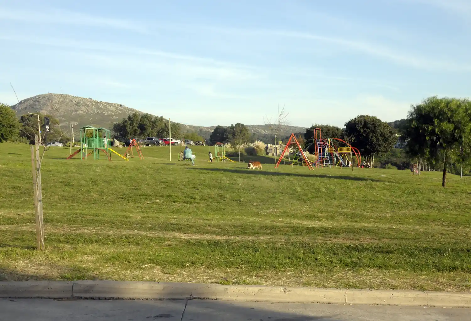 El Municipio volvió a contratar a una empresa de Olavarría para el desmalezamiento de espacios públicos