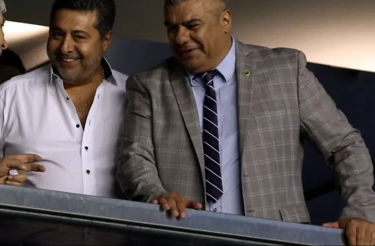 Verían bien la renuncia de Sampaoli, pero no lo van a echar