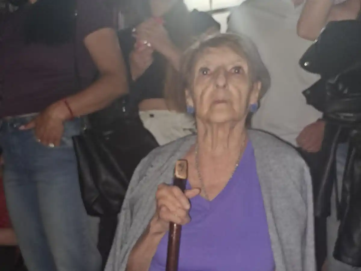 De regreso a la ciudad: una vecina trajo a sus nietos para revivir su época en el Desfile de Carrozas