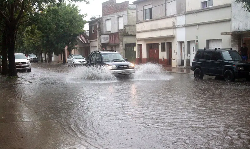 La lluvia complicó la tarde