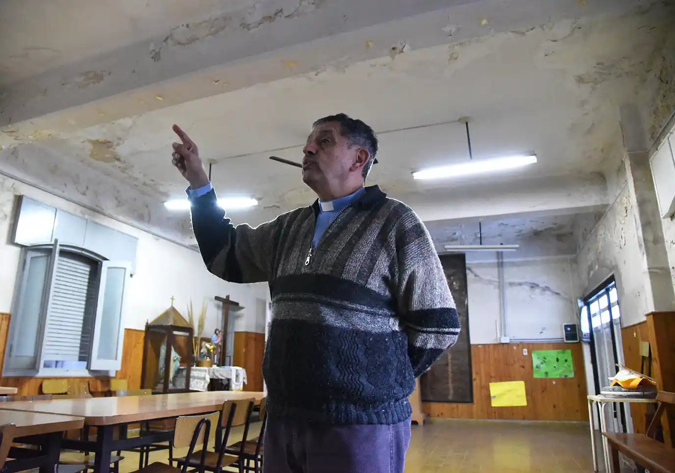 El Padre Mario señaló que el techo del salón requiere de una reforma estructural urgente