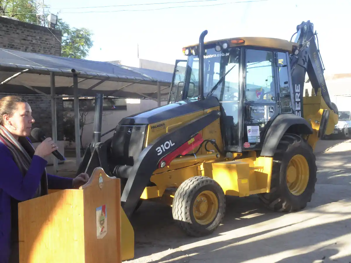 Frontera: municipio amplió  el parque de maquinarias  con nueva retroexcavadora  