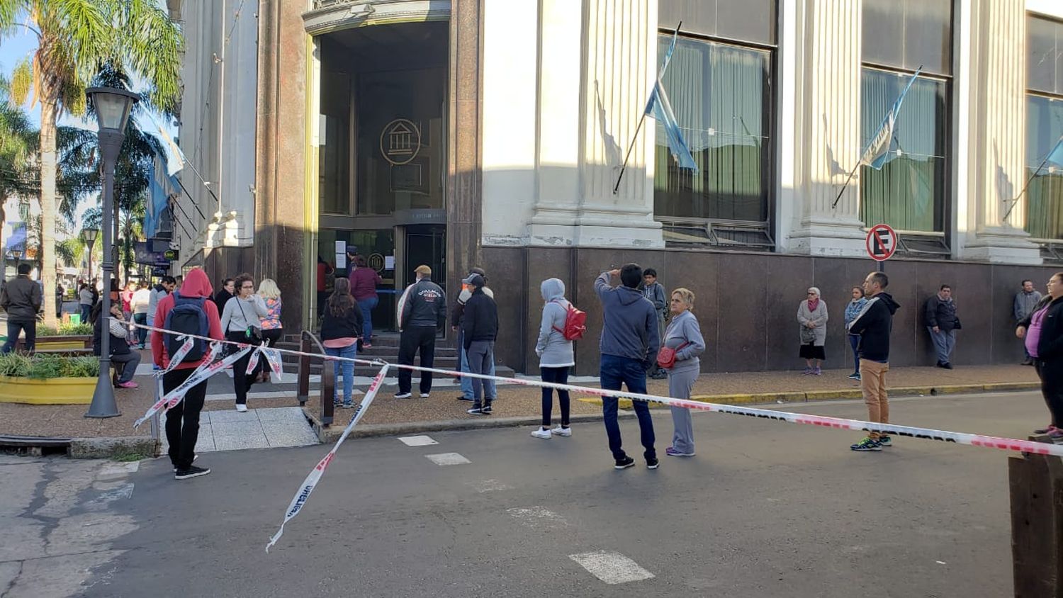 Las cuadrillas municipales intentan evitar el desborde de gente en el centro