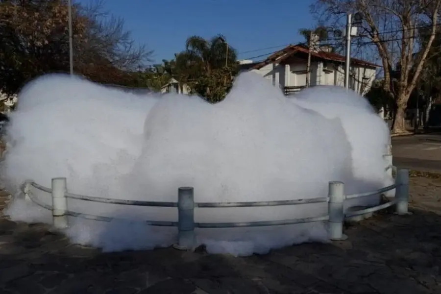 Misterio en Santa Fe: investigan la presencia de espuma en fuentes de la ciudad