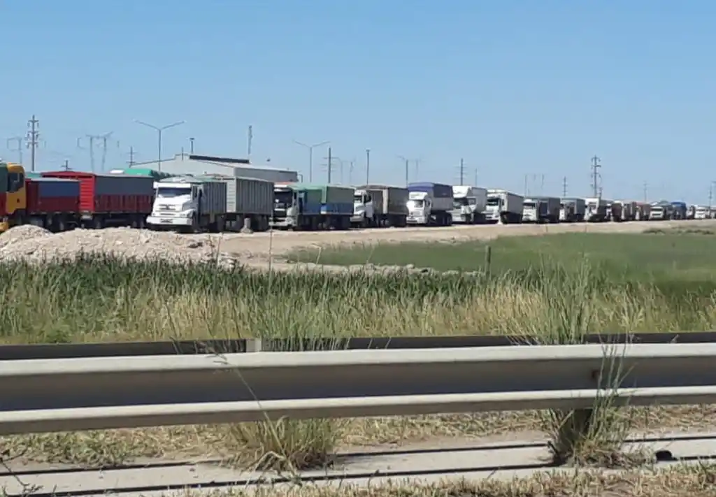 Los transportistas de granos inician la semana con un paro nacional