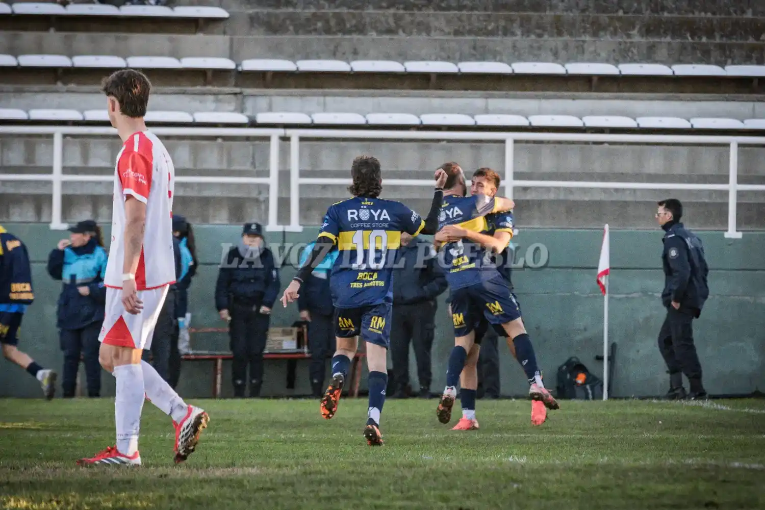Franco “Varilla” Martínez celebra su segundo gol, abrazando a Armesto, se suma al festejo Gourriet (10) (Foto: Ale Zygal)