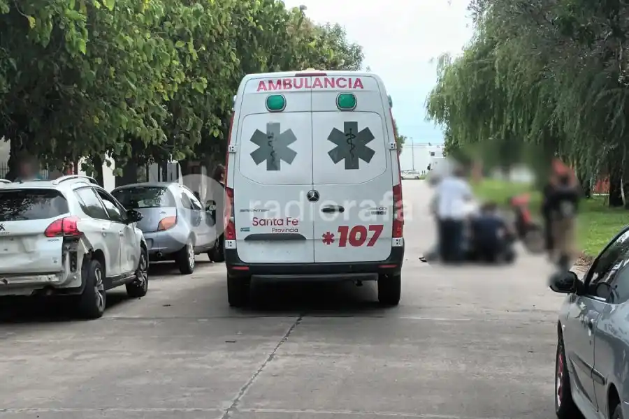Un joven motociclista terminó hospitalizado con graves lesiones tras un fuerte accidente