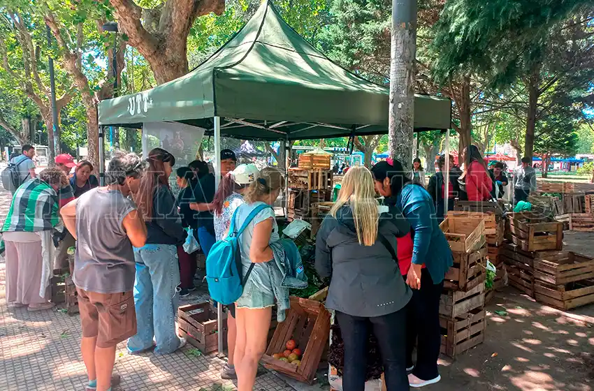 Verdurazo solidario en las puertas del Municipio para ayudar a la población