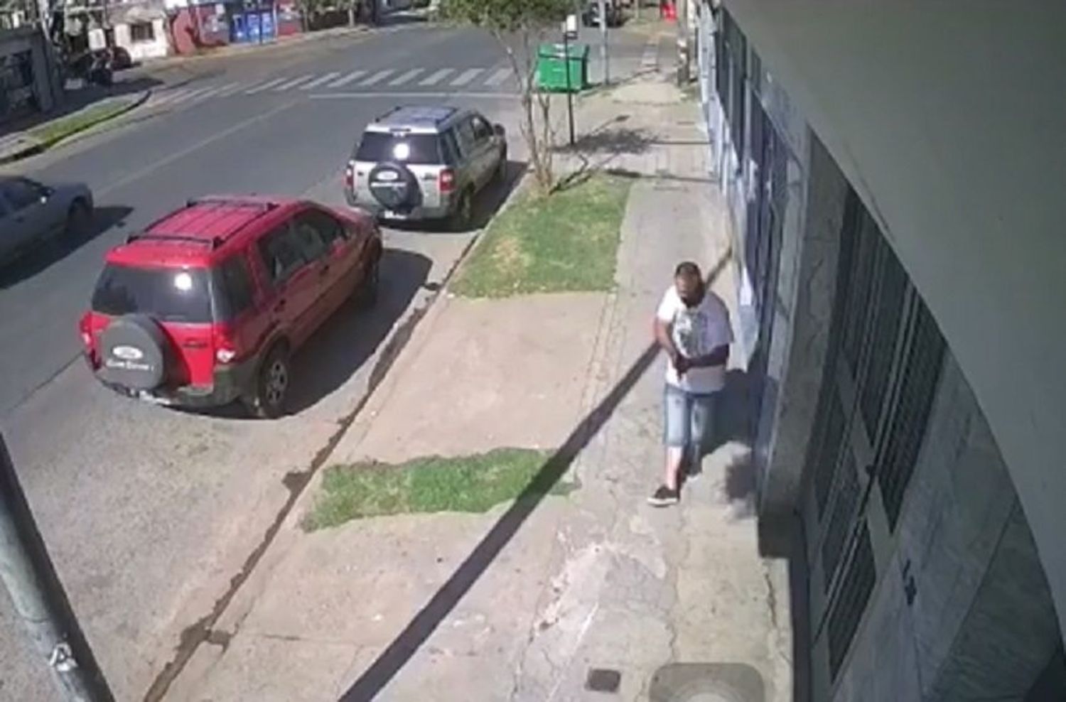 Video: el momento del robo a un policía vestido de civil, que abatió a uno de los delincuentes