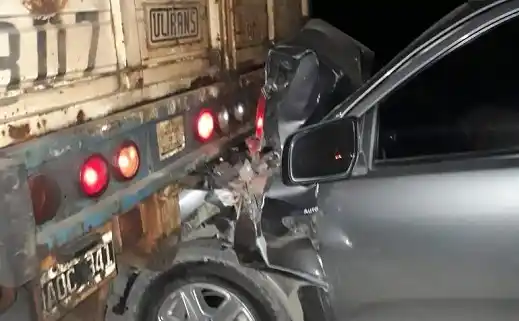 Dos hospitalizados en el Centenario tras choque entre un auto y un camión