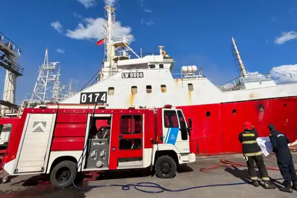 Realizan pericias sobre un buque pesquero que se incendió en el Puerto local