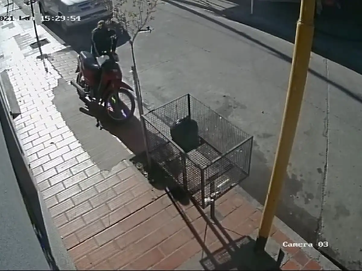 [VIDEO] Dejó la moto con las llaves  puestas y se la llevaron 