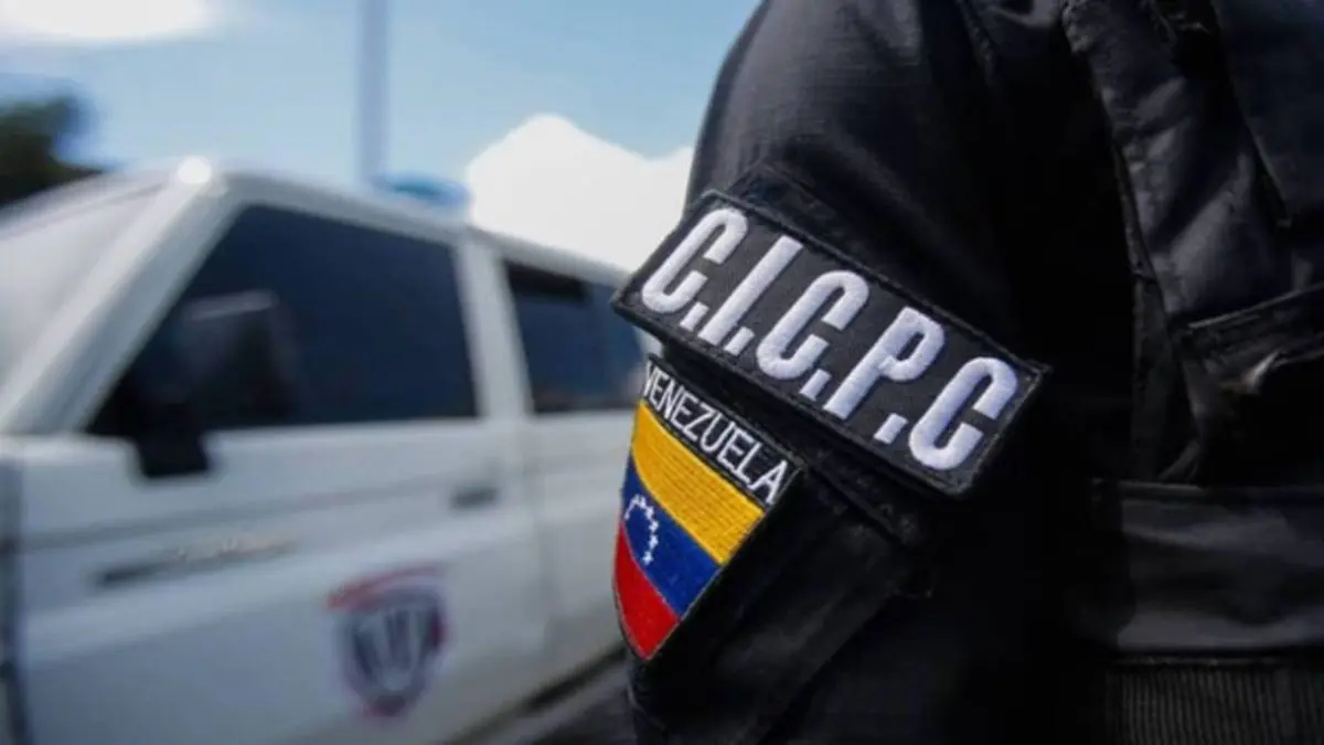 ¡MACABRO! En una alcantarilla en plena vía hallan el cadáver de un hombre en San Cristóbal