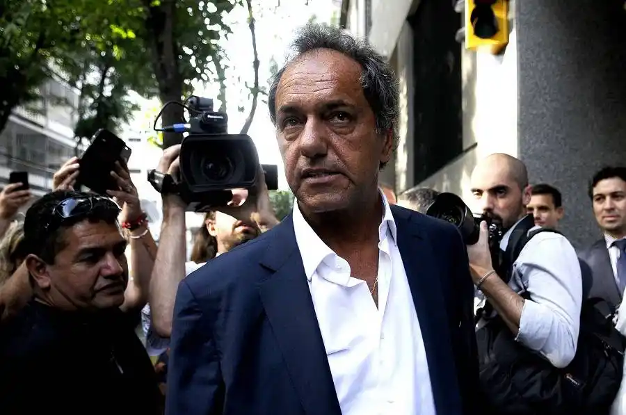 La Justicia investiga "pasajeros mellizos" en vuelos oficiales y comerciales de Scioli