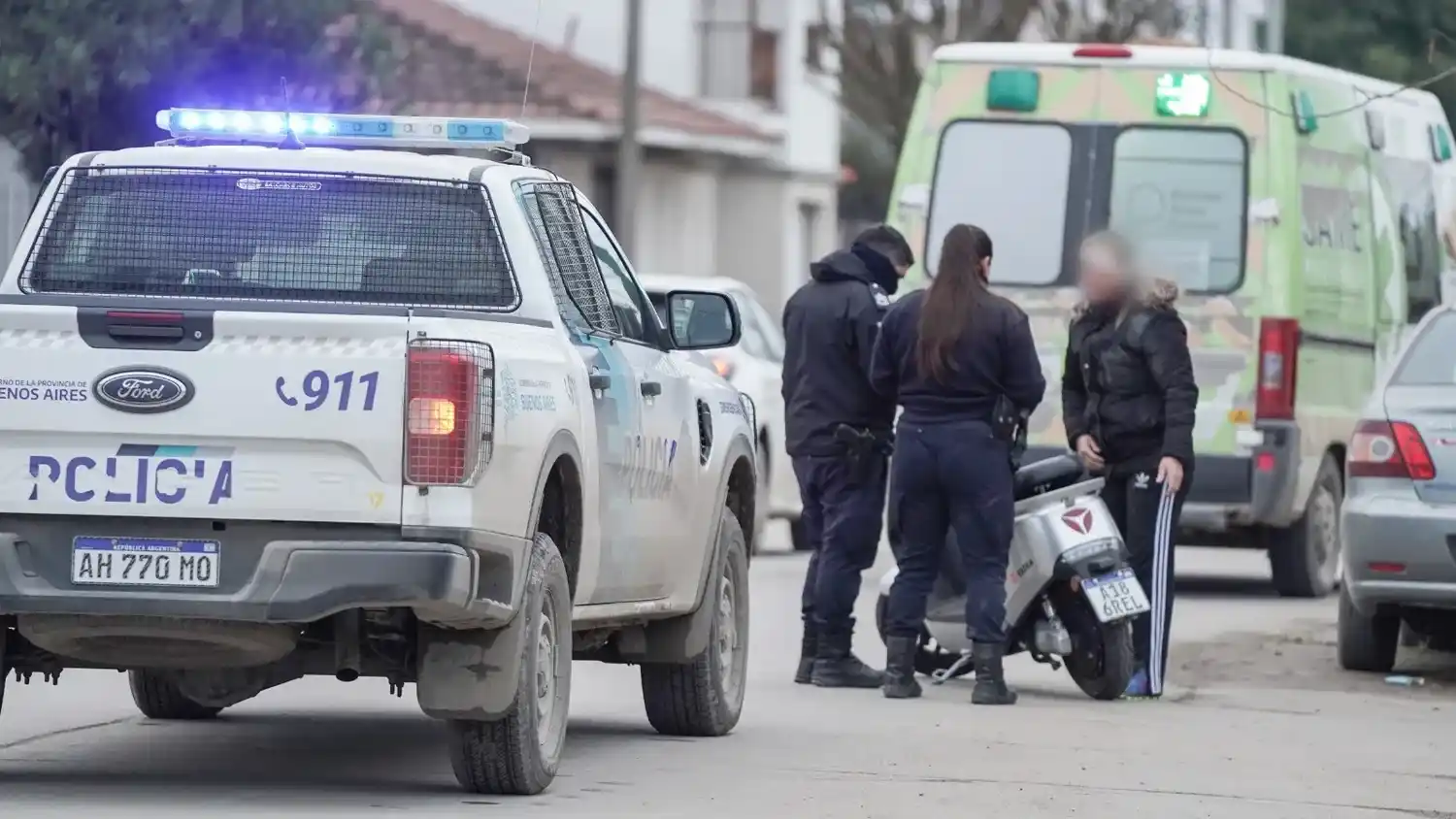 Personal policial y de emergencias médicas acudió esta tarde al escenario de los hechos