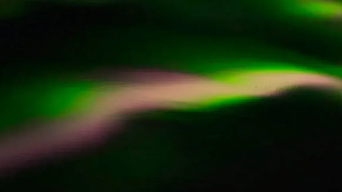 Impactantes auroras australes iluminaron el cielo de la Antártida argentina