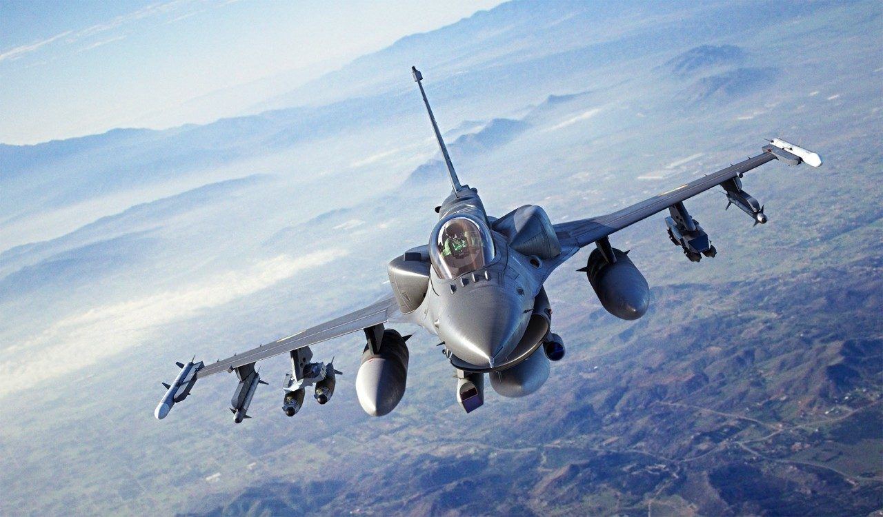 Un F-16 Block 70 en vuelo. Esta versión será equipada con bombas guiadas JSOW para mejorar su poder ofensivo.