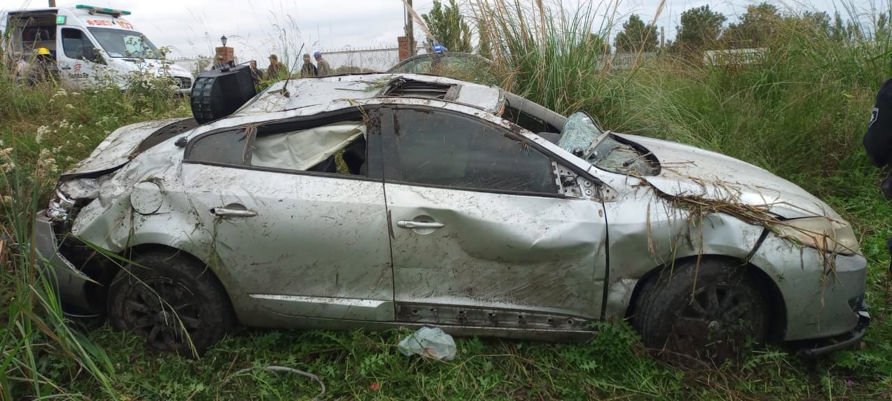 El Renault Fluence sufrió graves roturas.