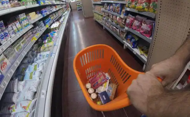 Una familia necesitó más de $31 mil para no ser pobre, un 58,9% más que hace un año