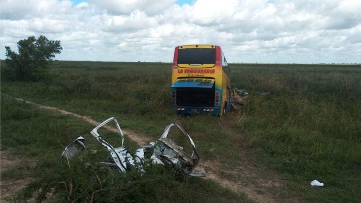 Choque fatal en Victoria: colisionaron de frente un colectivo y una camioneta