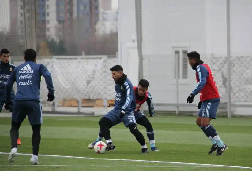 Sampaoli paró un equipo con Agüero de "9" y tres defensores