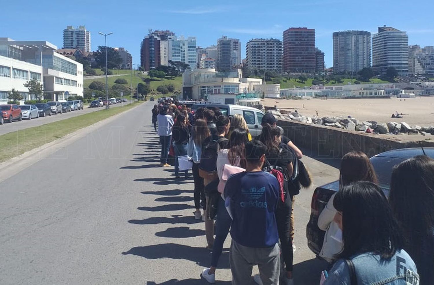 Una fila de dos cuadras de jóvenes buscando trabajo para el verano