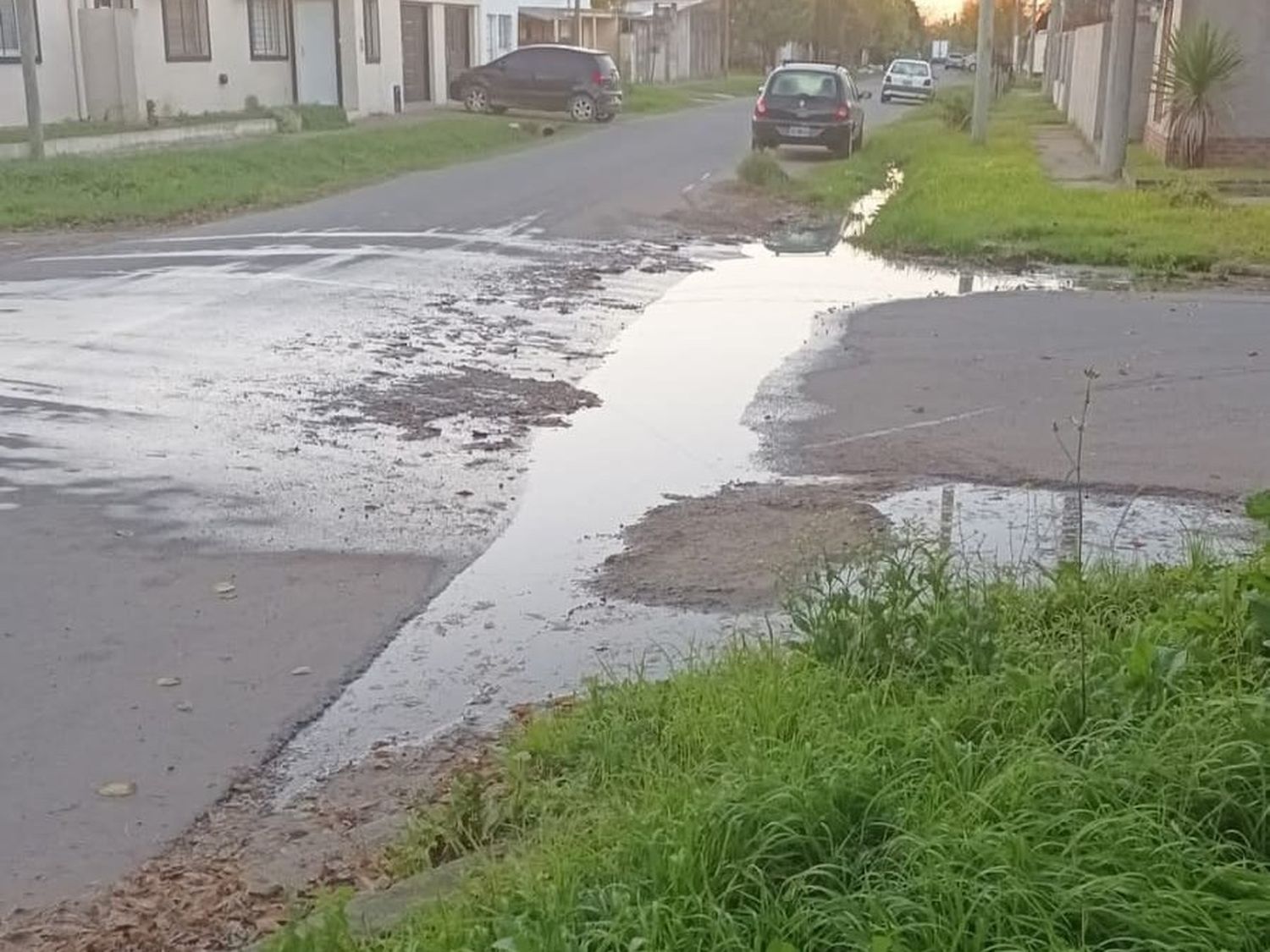 Cloacas rebalsadas en Colón al 1300: "Esto es un foco de contaminación"
