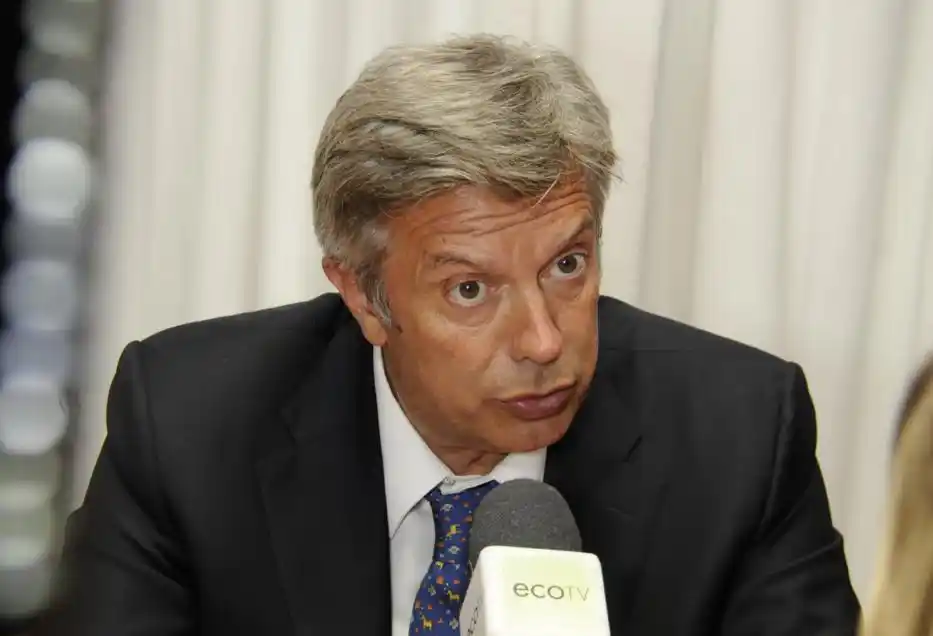 D’Alessandro entregó becas, donó pintura y habló del debate por ganancias