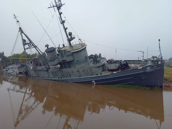 Buque Museo escorado: hay agua en cubierta y trabajan para controlar el riesgo de hundimiento