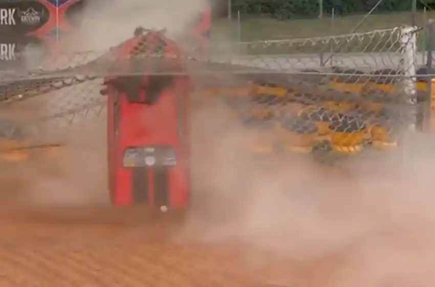 Video: Estrelló su auto a 410 km/h luego de un fallo del paracaídas