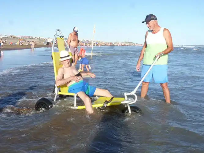 Operativo del Renaper en Reta y silla anfibia en playa de Claromecó
