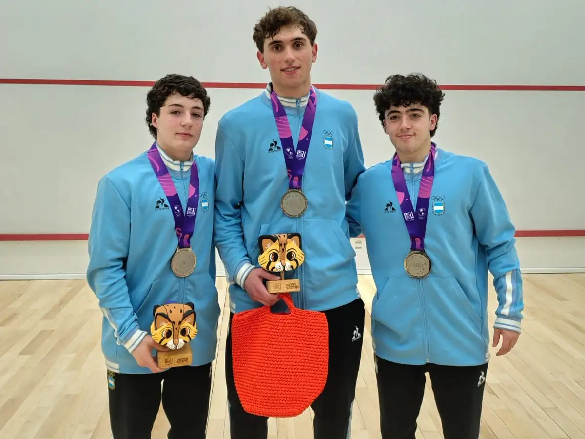 Santiago Portabales, Francisco Alfonso y Segundo Portabales con sus medallas de plata por equipos.