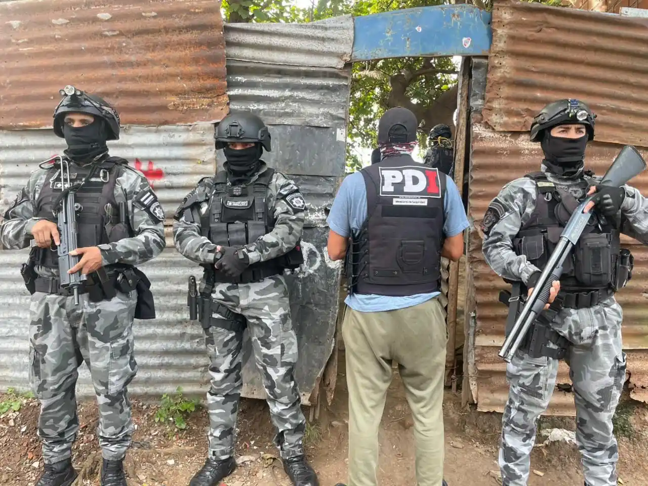 Siete detenidos y dos menores demorados en una serie de allanamientos por narcomenudeo en Villa La Lagunita