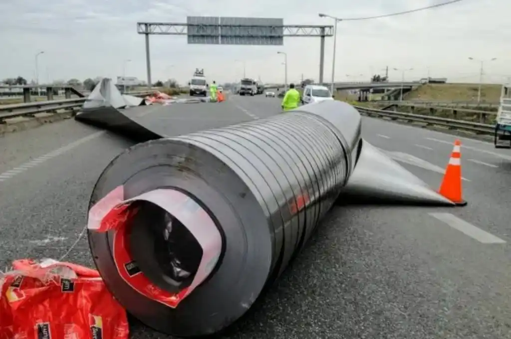 Rosario: cayó una bobina de acero sobre avenida Circunvalación